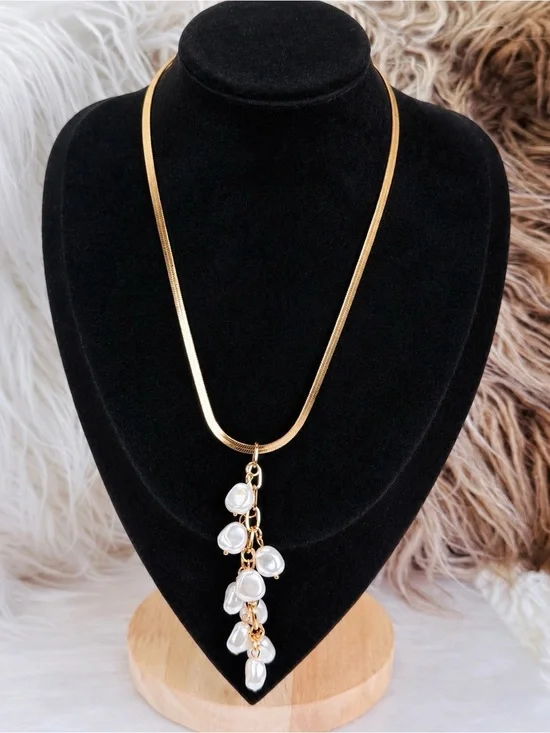 Beautiful goldtone, faux pearl cluster lightweight costume necklace