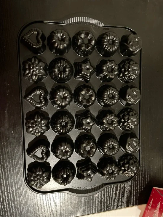 Nordic Ware Black 28-Cavity Mini Bundt & Decorative Cake Pan
