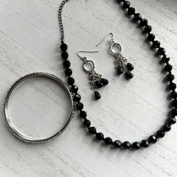 Necklace, bangle bracelet & earrings (Set)