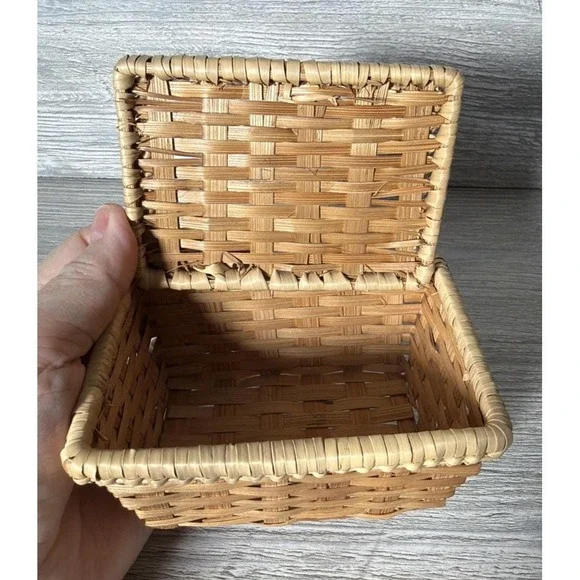 Small Vtg Hand Woven Bamboo Pandan Leaves Lidded Basket Bali Indonesian Trinkets