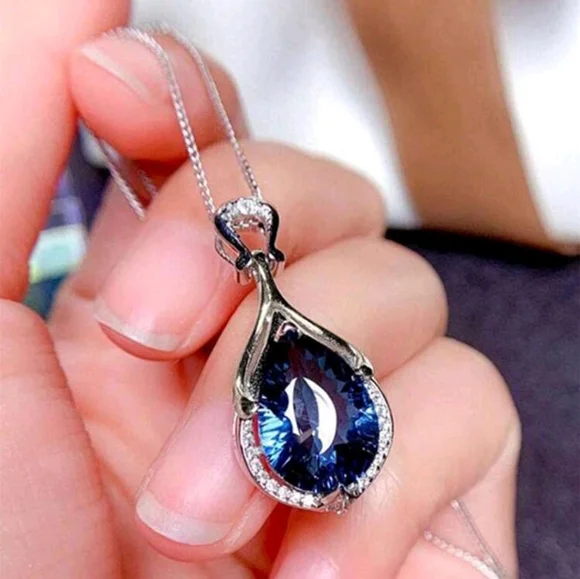 BRAND NEW ** Elegant Blue Teardrop Pendant Necklace