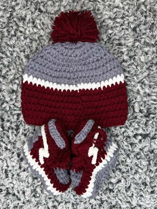 Toddler Pom Beanie and Booties Set - Gray and Burgundy 🧶