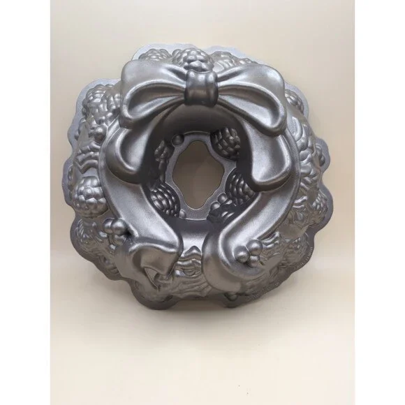 Nordic Ware Wreath Bundt Cake Pan Christmas Holiday Cast Aluminum Kitchenware