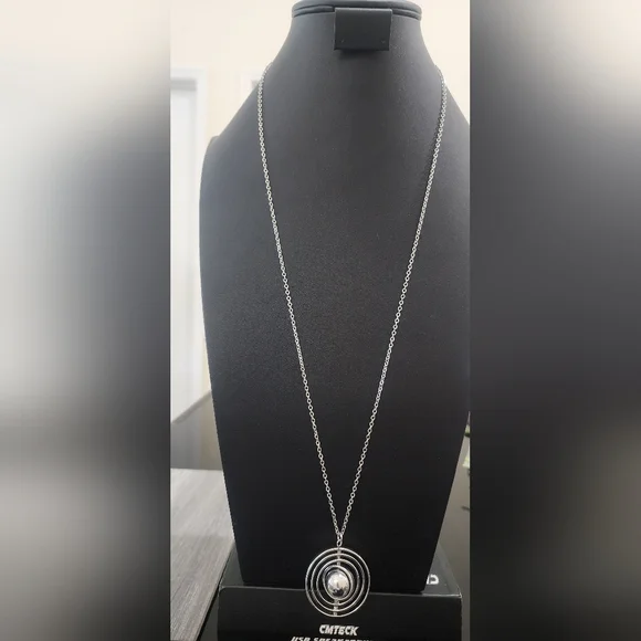 Elegant Silver Tone Pendant Necklace‎
