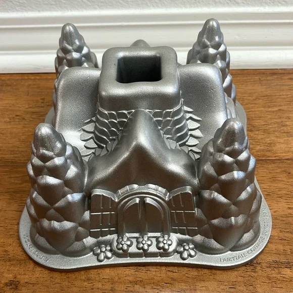 Nordic Ware Fairytale Cottage Bundt Pan. Excellent Condition