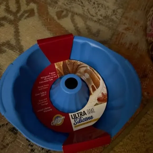 Wilton Ultra-Bake Silicone Fluted Tube Pan Bundt pan
