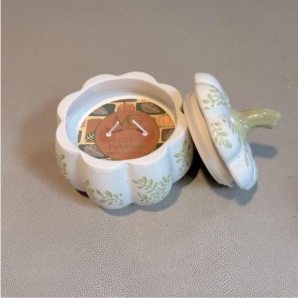 Charming Ceramic Pumpkin Candle Green Leaf design Brand New Pumpkin Pecan Scent