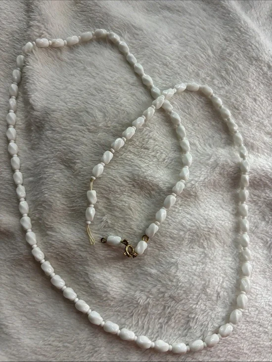 BROKEN CLASP White Beaded Necklace - Classic Pearl-Look Strand