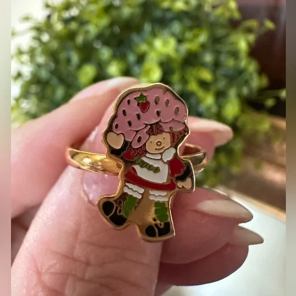 vintage AGC 1980s Strawberry‎ Shortcake enamel metal ring