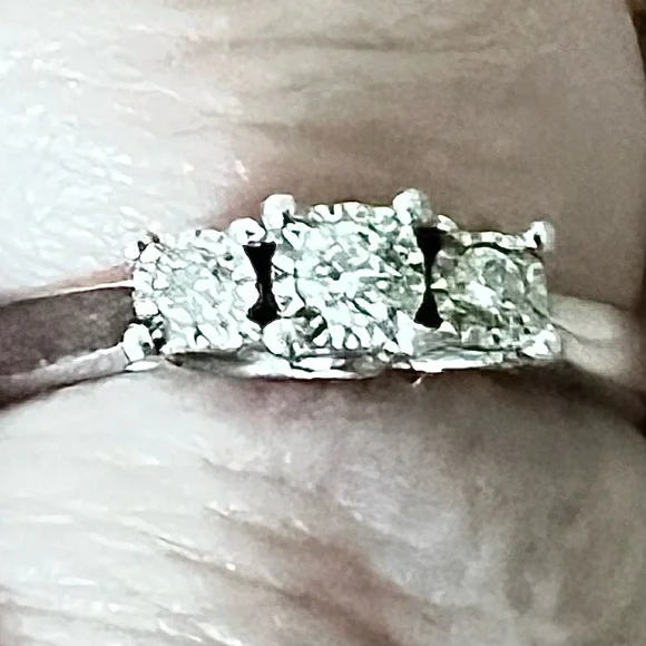 Trumiracle 1/10 Carat Total Weight 3-Stone Diamond Ring set in Sterling Silver