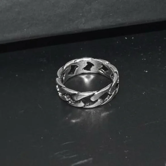 Edgy Flat Chain Ring