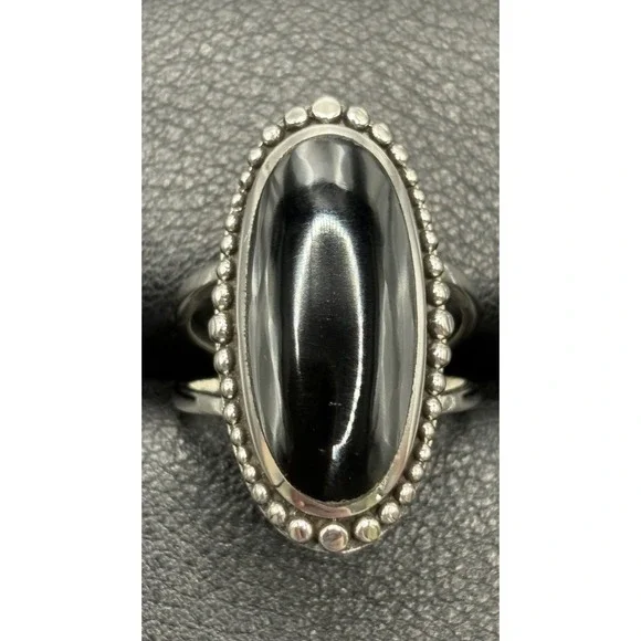 New Condition Sterling Silver Onyx Oblong Ring Size 7 E6