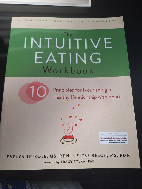 The Intuitive Eating Workbook - Green/Cream Edition