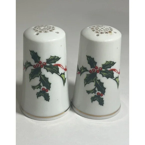 Vintage‎ Lefton Christmas Salt & Pepper Shaker Set Holly Berries Japan 03034