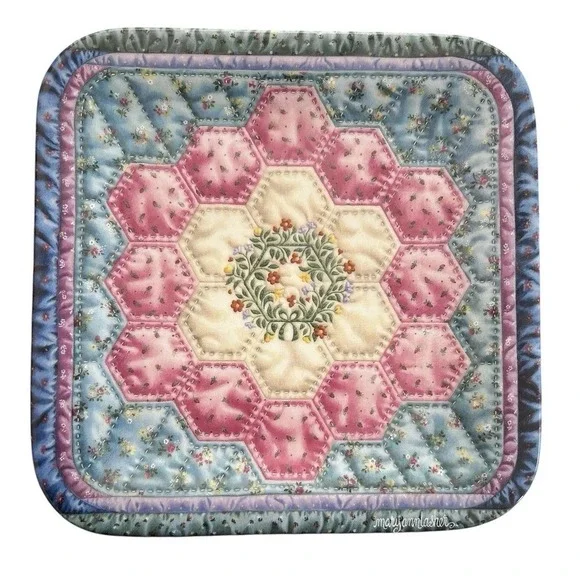 Bradford Exchange Cherished Traditions Grandmother's Flower Garden Quilt Plate‎