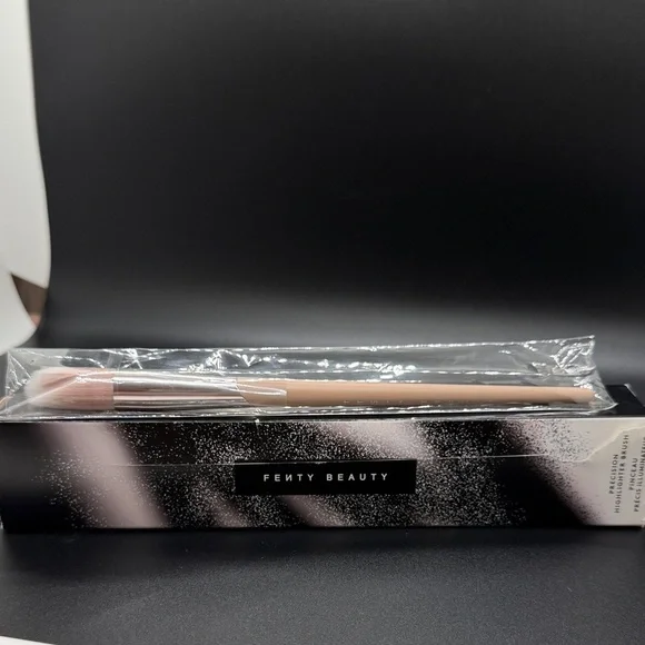 Fenty Beauty Precision Highlighter Brush 135. NIB. Box a little beat up.
