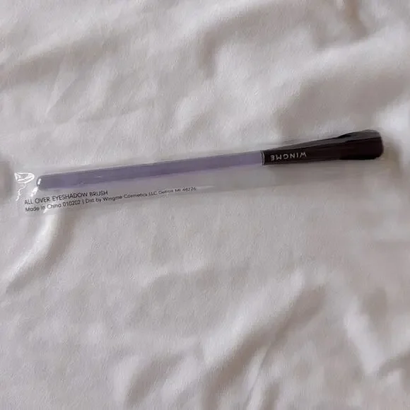 Wingme all over eyeshadow brush