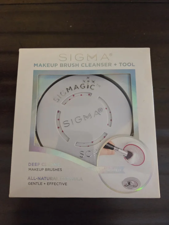 New Sigma Beauty White Makeup Brush Cleaner + Tool Compact Scrubber