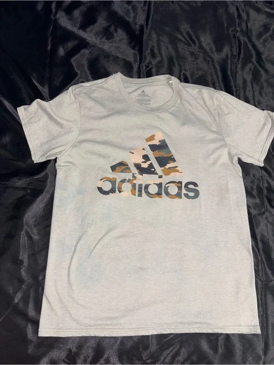 Adidas Men’s Light Gray Logo Tee with Camo Print