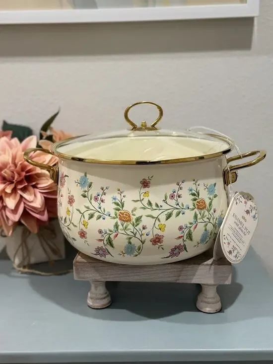 Alta Wildflower Patterned Enamel Pot w/glass lid and golden handle 6.55 Qt