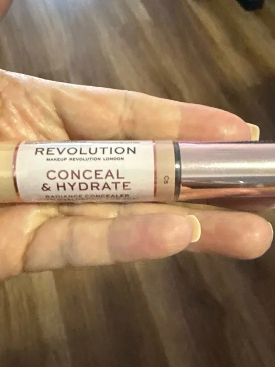 Revolution Conceal & Hydrate Radiance Concealer - C5 Beige