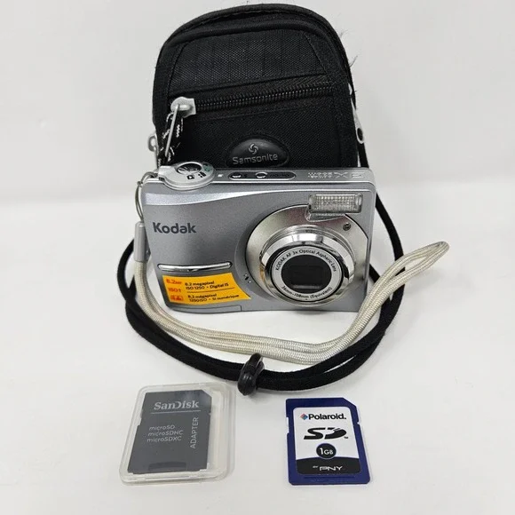 Kodak EasyShare C813 8.2MP Digital Camera Silver 3x Optical Zoom Bundle Case SD