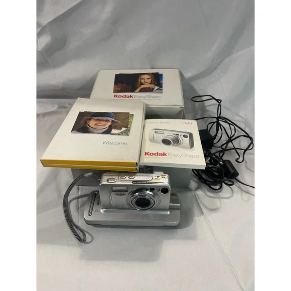 Kodak EasyShare LS443 Digital Camera 4.0MP 3x Optical Zoom Bundle Needs‎ Battery