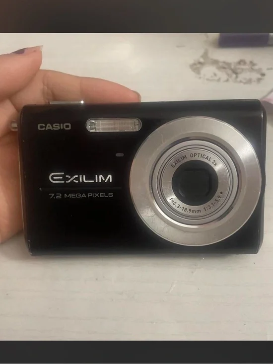 Casio Exilim Compact Digital Camera in Black with Silver Lens
