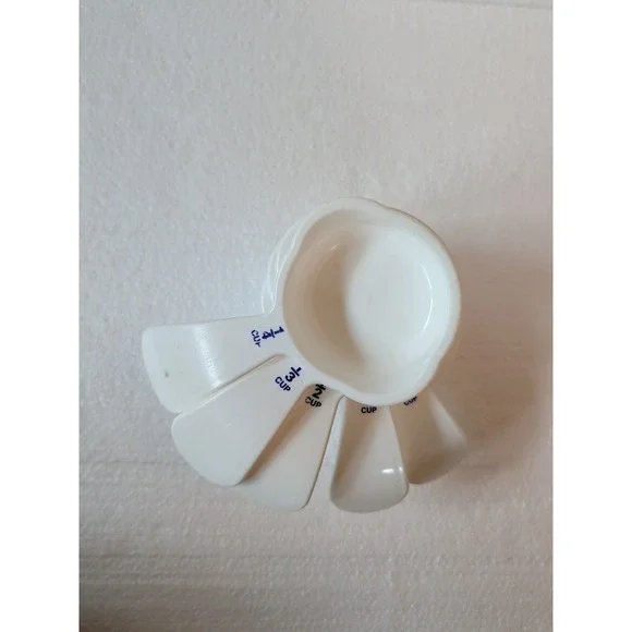 Tupperware 5 Measuring Cups Set 3479C-3483C White‎ Curved Handles 1/4 to 3/4 Cup