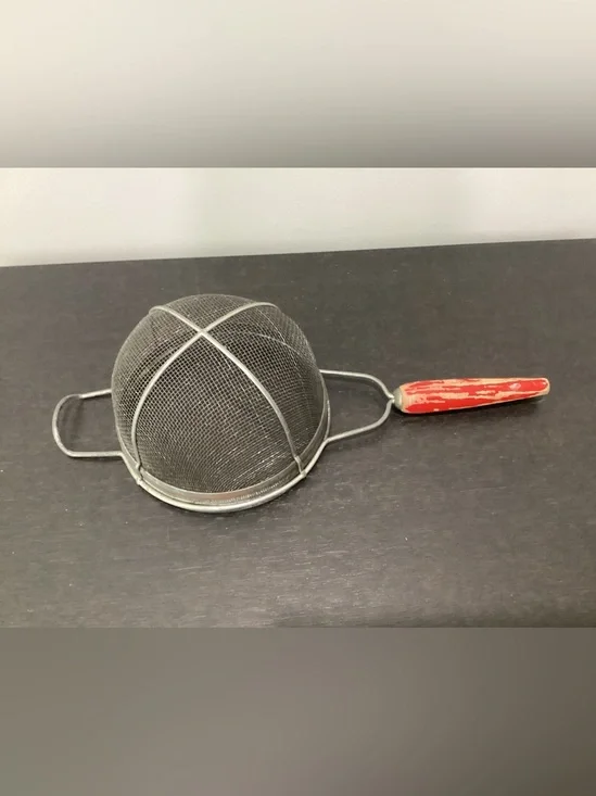 Vtg. Kitchen Mesh Strainer/Wire Sieve or Sifter. Classic vintage utensil 1930s-