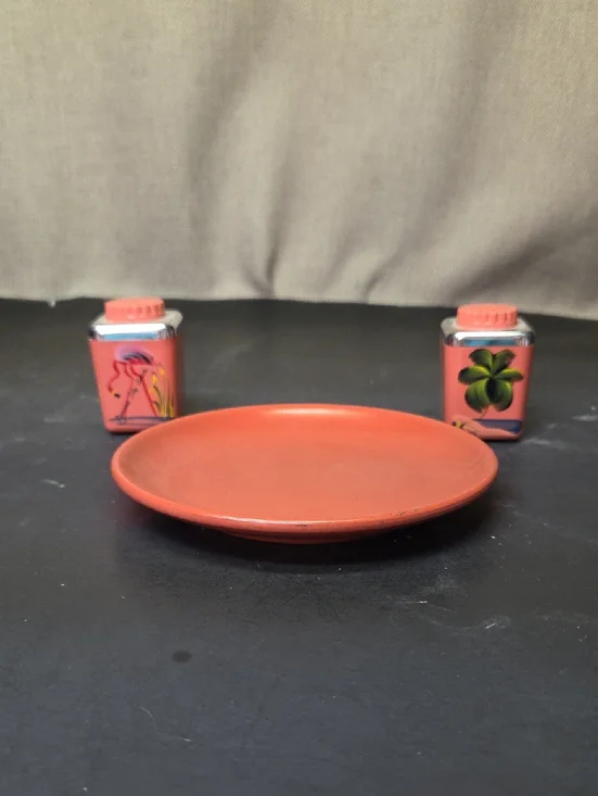 Vintage Souvenir Salt &‎ Pepper Shakers Steri-lite And Lifetime Ware Plate