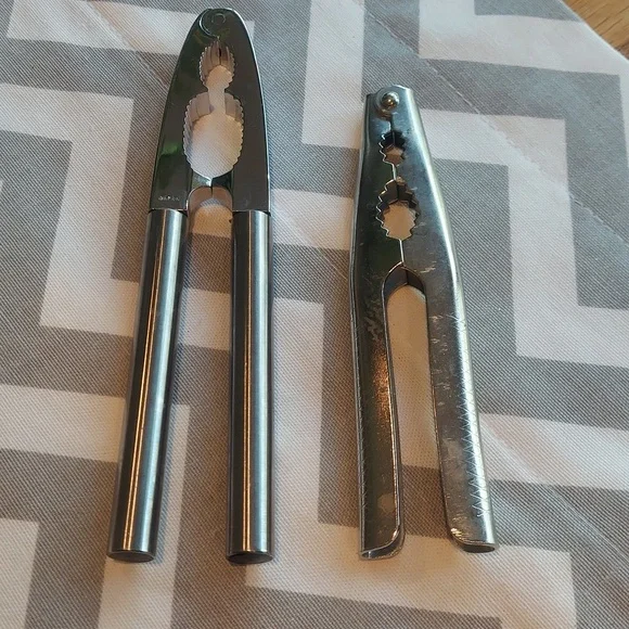 * Nutcrackers Walnut, Seafood Crab Plier, set of 2, Like New