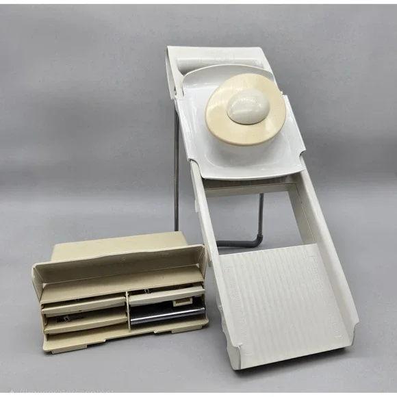 VTG The Pampered Chef #1087 Ultimate Mandoline Slicer & Grater - 4 Blades & Case