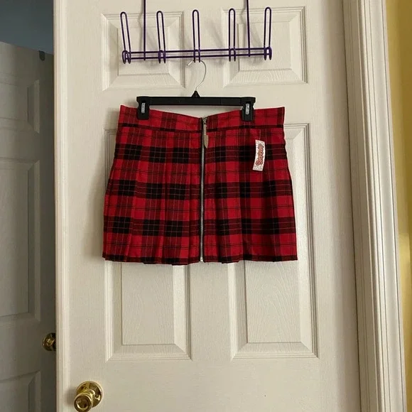 Red pleated plaid skirt with knife zipper back NWT