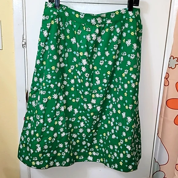 Puff midi skirt all over daisy floral print lined green elastic waistband B16