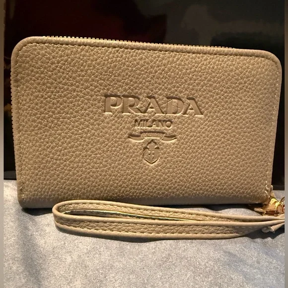 NEW Gray Textured Wristlet