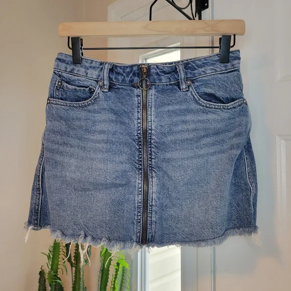 Free People We The Free Zip It Up Mini Denim Jean Skirt, Size 25‎