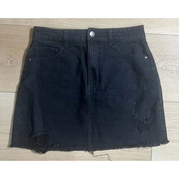 Forever 21 Womens Denim Mini Skirt Size M Black Raw Hem Distressed Pockets Chic