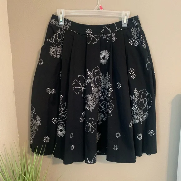 Gianni Bini black skirt with embroidery. Size 6.