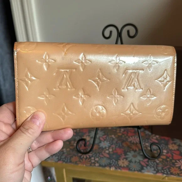 Louis Vuitton vernis long snappy Sarah wallet patent leather