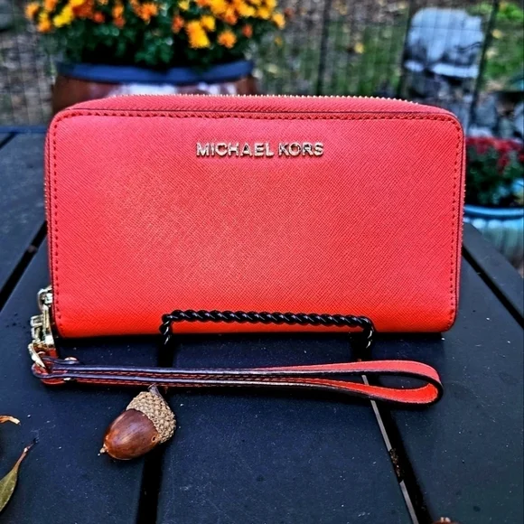 MICHAEL KORS WRISTLET/PHONE CASE