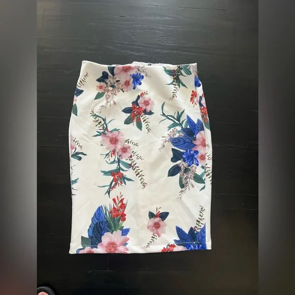 T Tahari Floral Print Slim Skirt In White Bouquet Print size L/G