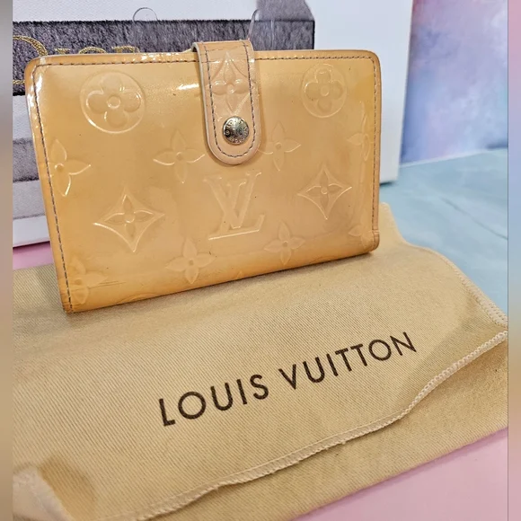 🏵Louis Vuitton Vernis Kisslock Wallet Yellow Beige Porto Monnaie Biennois🏵