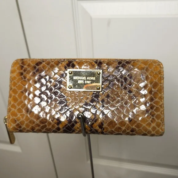 EUC Michael Kors Snakeskin Embossed Zipper Wallet
