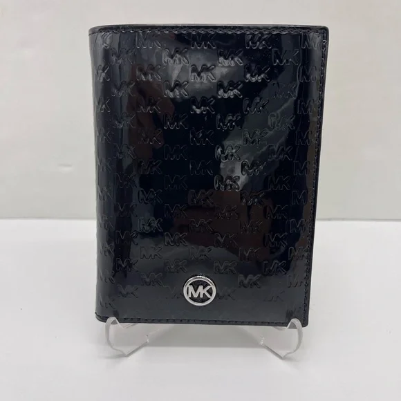 Michael Kors Jet Set Travel Md Signatu Patent Logo Debossed Passport Case Black