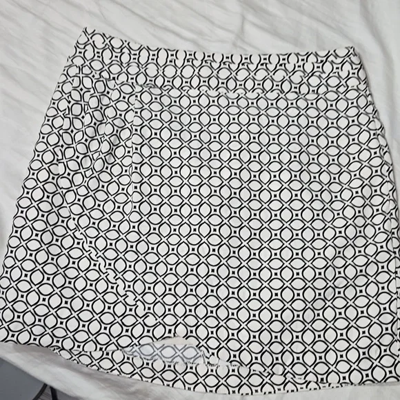 Banana Republic Factory Geo Print Mini Skirt in Black / White Sz 4p NWT