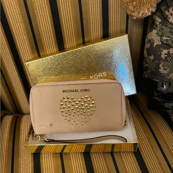 Valentines 💝 Michael kors jet set studded heart wallet ph case