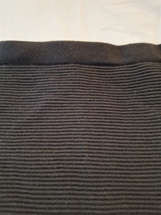 Carmen Marc Valvo Large Black Knit Pencil Skirt Ruffle Detail