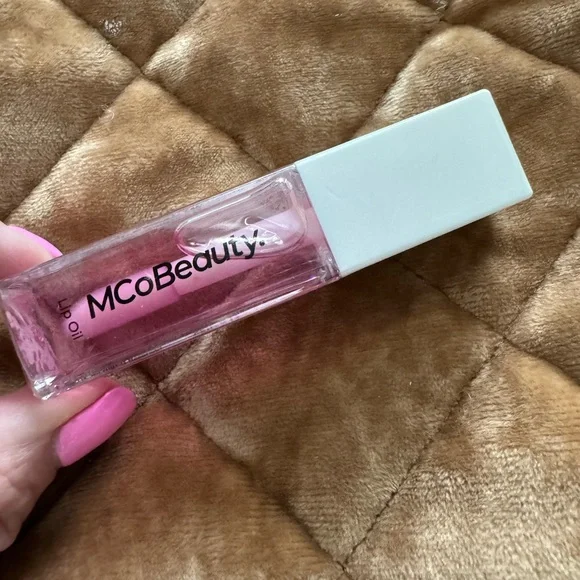 MCoBEAUTY sheer pink lip oil!! 🩷Zoom in for ingredients, details and size!🩷