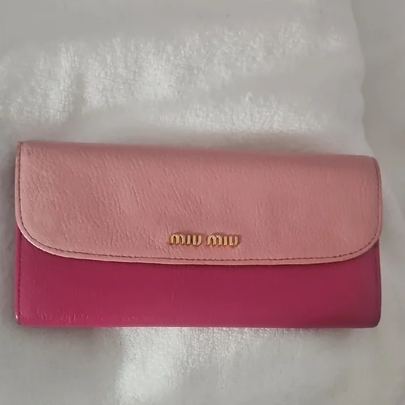 💞❣️Designer Miu Miu Two-Tone Pink Leather Wallet - Good Condition💞❣️